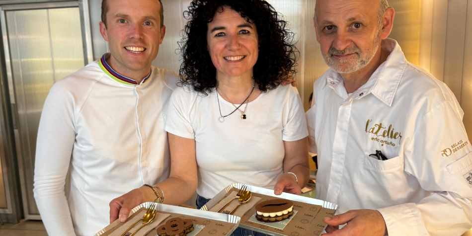 Masuniformes amb dos genis de la pastisseria a l'Atelier de Barcelona