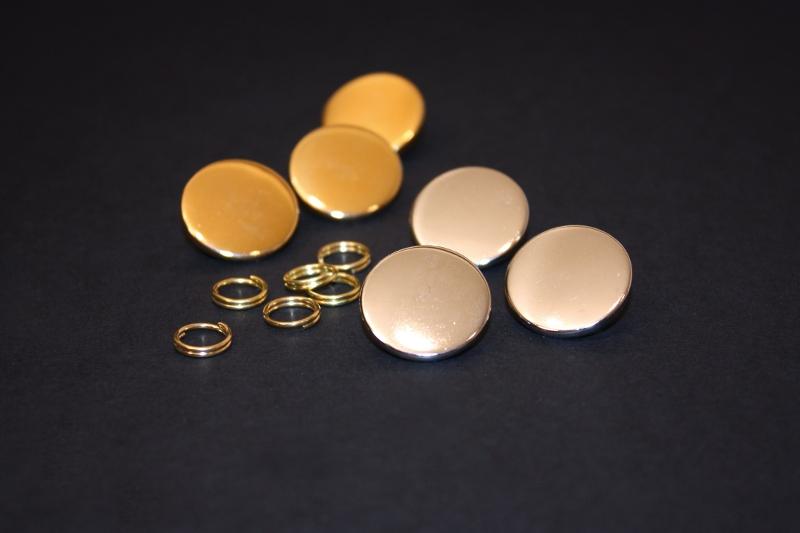 Botón metalico y anilla dorado o plateado