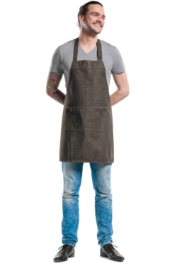 Delantal de cocina tejano con peto marron con dos bolsillos cuadrados y acabados con remaches 