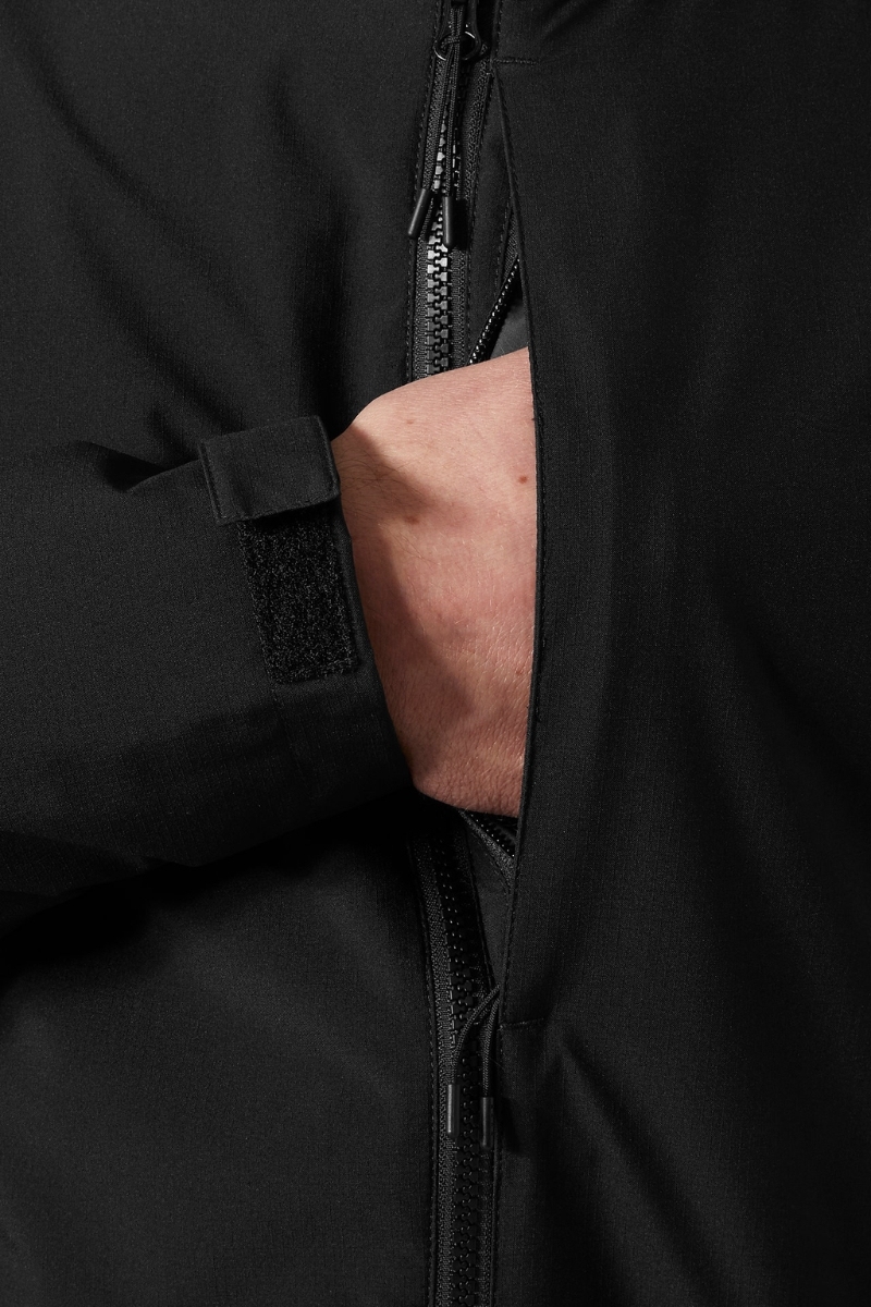Chaqueta impermeable negra con capucha Helly Hansen